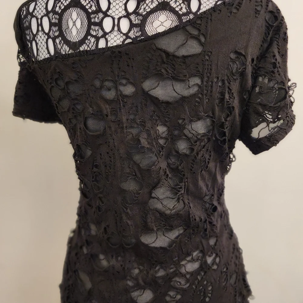 Black Lace Buckle Tee - Picture 3 of 8